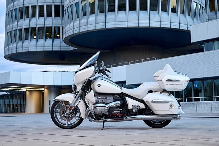 BMW R 18 Spesial Bertanda Tangan Paus Leo XIV, Dilelang!